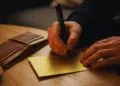 Simpatia com papel dourado para atrair prosperidade para 2026