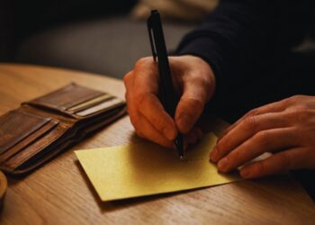 Simpatia com papel dourado para atrair prosperidade para 2026