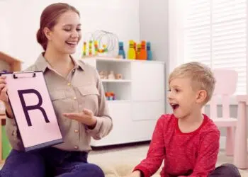 Atraso de linguagem na infância: como perceber os sinais e agir rapidamente