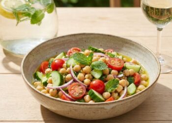 Salada fria de grão-de-bico com pepino, tomate, hortelã e limão