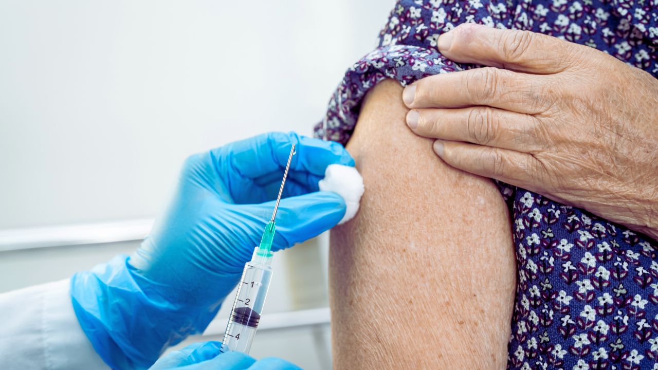 Covid-19 recua após cinco anos de vacinação, mas a luta continua