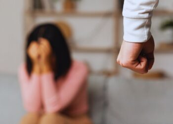 Violência doméstica atinge mais de 71 mil mulheres no Rio e expõe falha estrutural no fim do ano