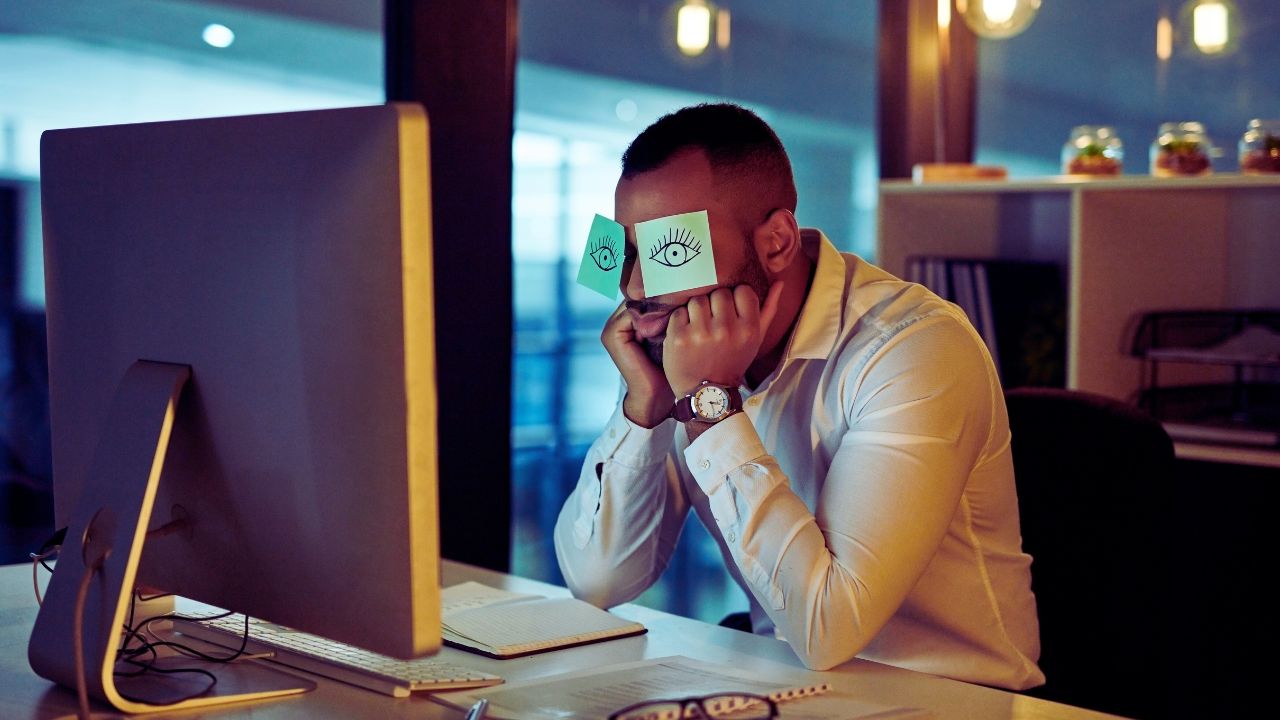 O burnout como o novo troféu da eficiência ou a arte de comprar uma escada para o abismo