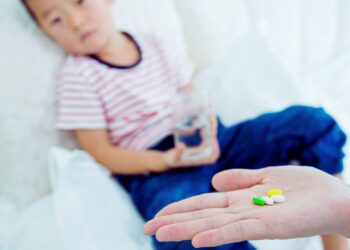 Infância e a pressa em medicar: o impacto da busca rápida por soluções químicas