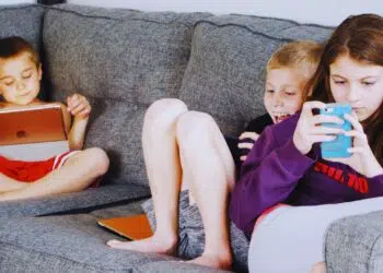 Infância conectada: quando o uso das redes sociais interfere no desenvolvimento emocional e na linguagem