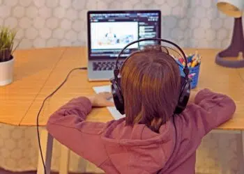 Identidade digital e infância: como as redes sociais moldam o eu emocional