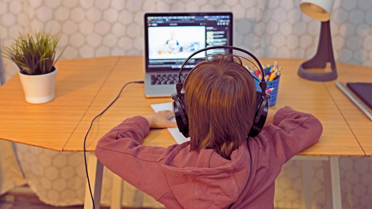 Identidade digital e infância: como as redes sociais moldam o eu emocional