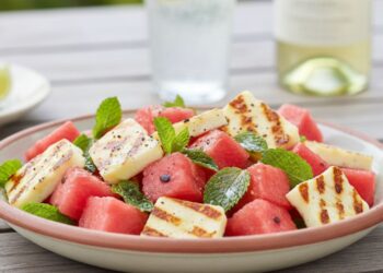 Salada refrescante de melancia com queijo coalho e hortelã