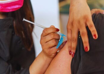 Covid-19 volta a liderar mortes por vírus respiratórios no Brasil em janeiro