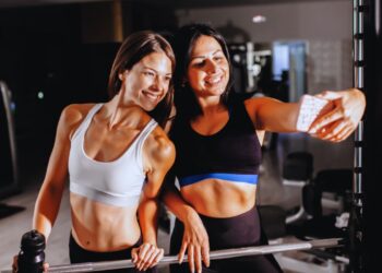 Estudo liga posts frequentes sobre academia a traços de narcisismo, mas não confirma transtorno mental