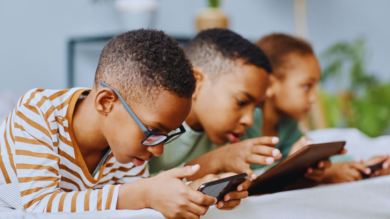 Governo estuda aferição de idade mais rígida na internet