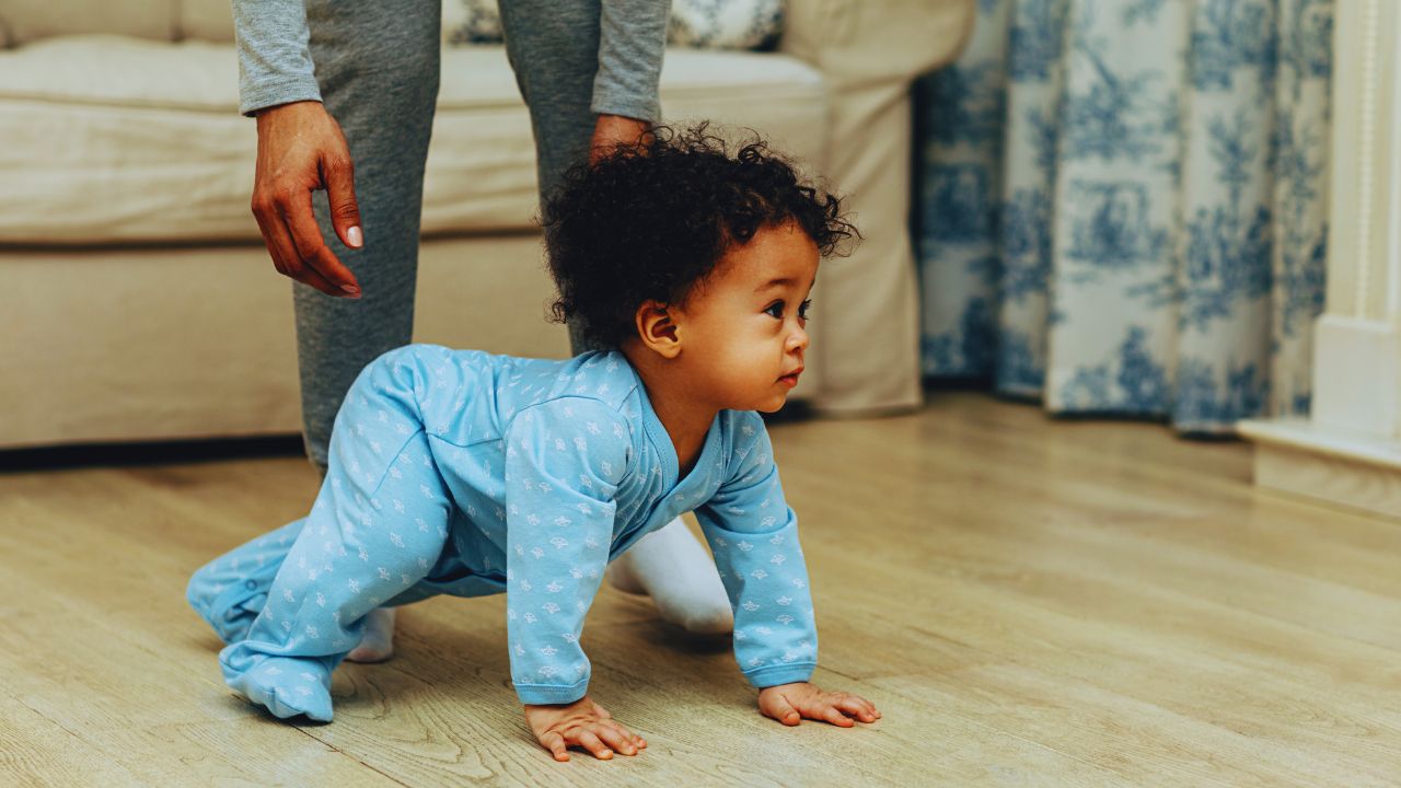 Pobreza já afeta desenvolvimento motor de bebês aos 6 meses, aponta estudo da UFSCar