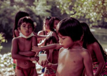 Vulnerabilidade social reduz altura de crianças indígenas e nordestinas e empurra o Brasil para uma infância mais pesada