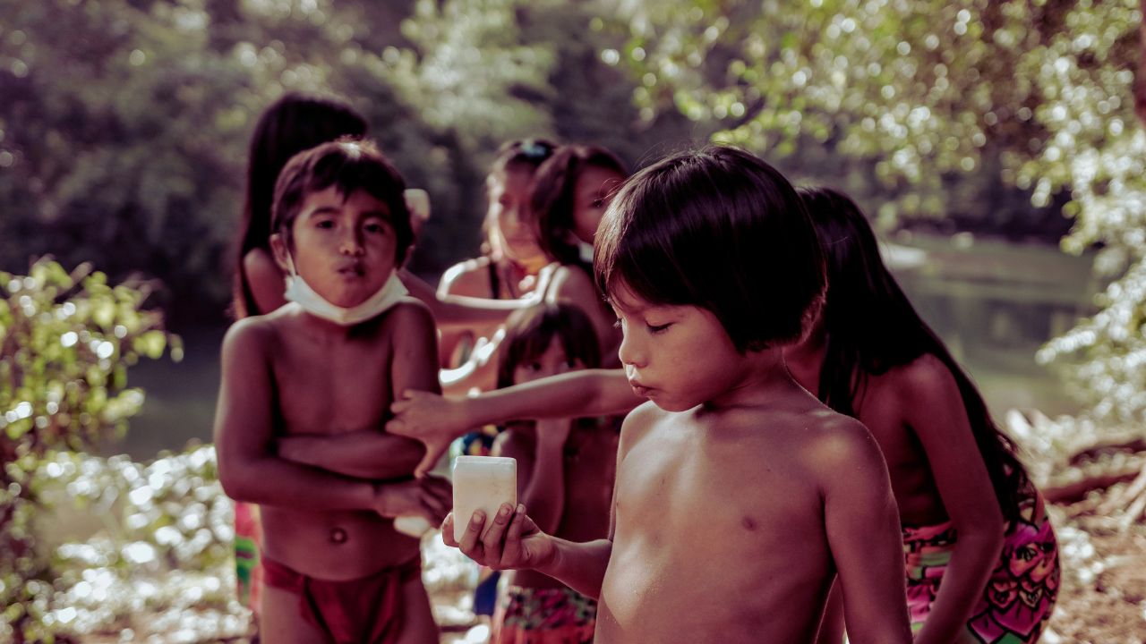 Vulnerabilidade social reduz altura de crianças indígenas e nordestinas e empurra o Brasil para uma infância mais pesada